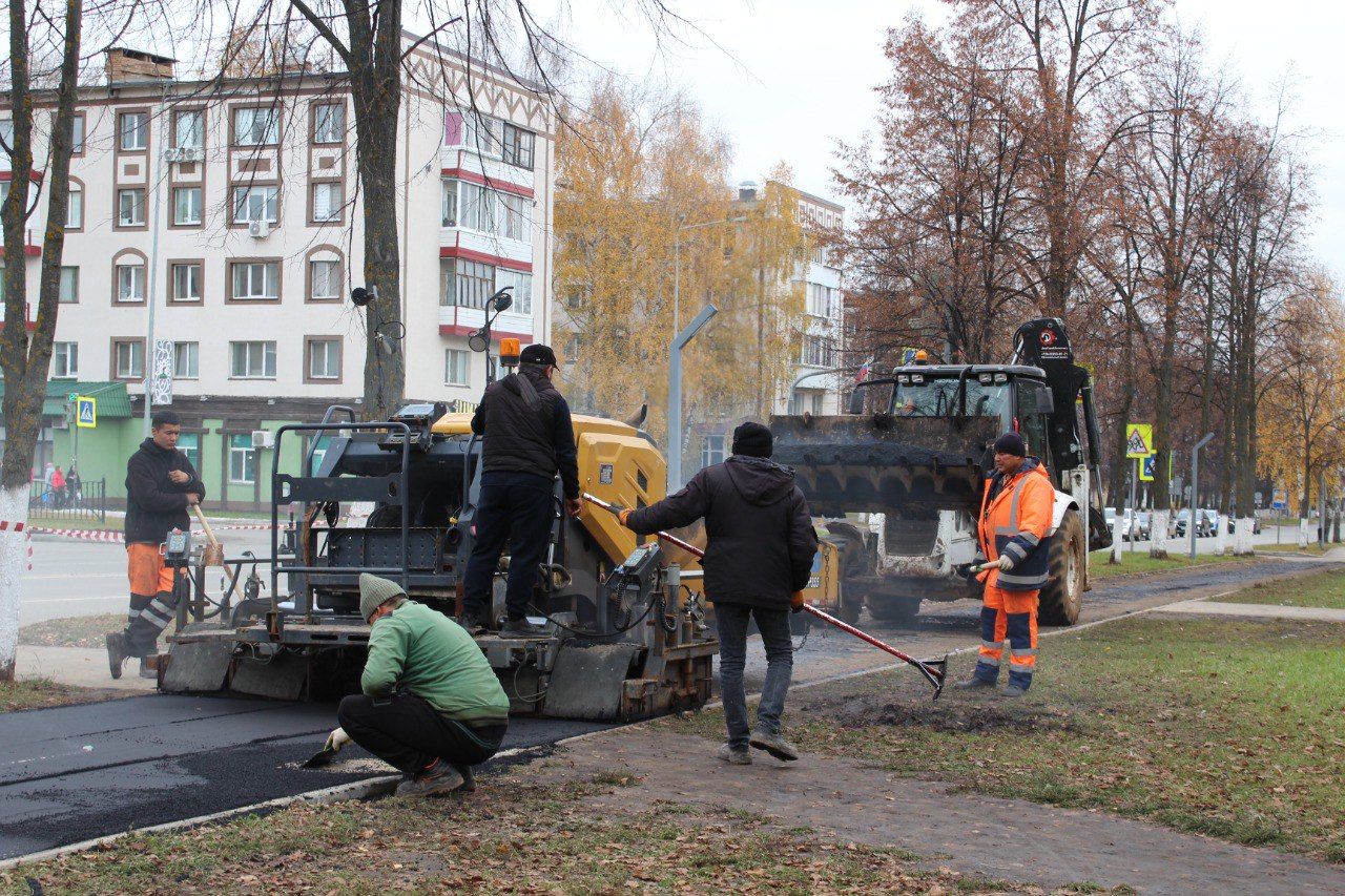 В Елабуге у городского Дворца культуры обновили тротуары