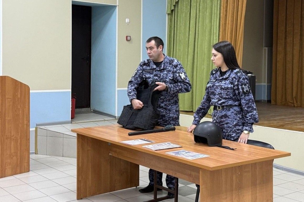 Елабужские росгвардейцы рассказали старшеклассникам о службе в правоохранительных органах