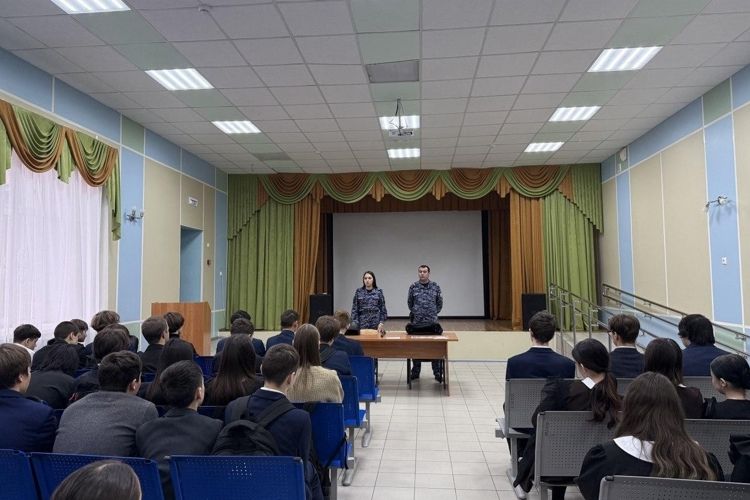 Елабужские росгвардейцы рассказали старшеклассникам о службе в правоохранительных органах