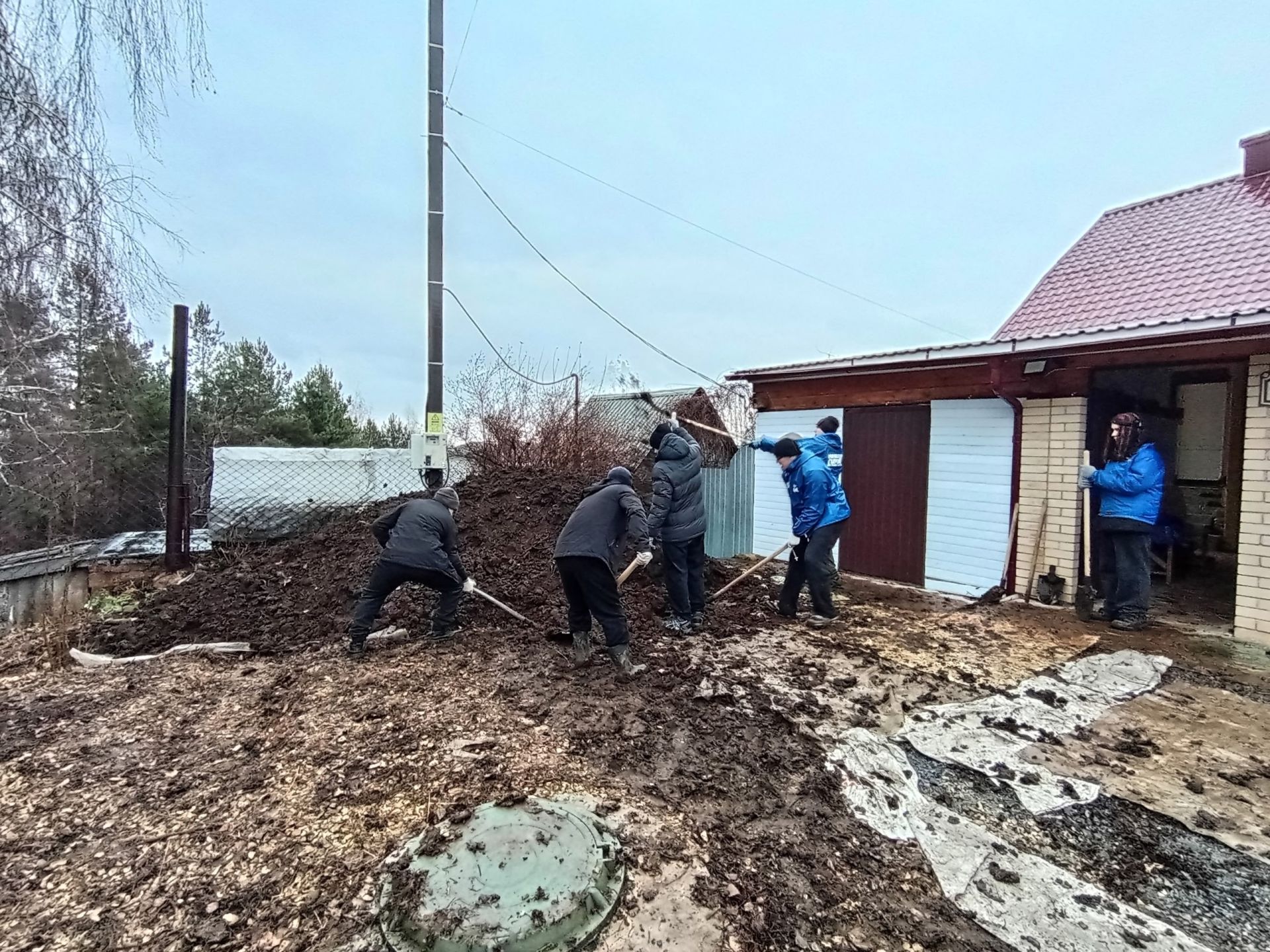 Молодогвардейцы Елабужского колледжа поддержали мать погибшего воина