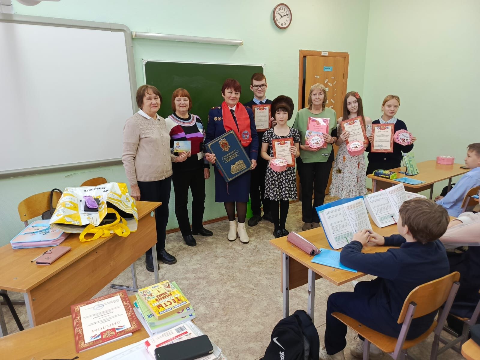 Урок, где история оживает: как в елабужской школе встретились правнук героя, книга памяти и стихи поэтессы