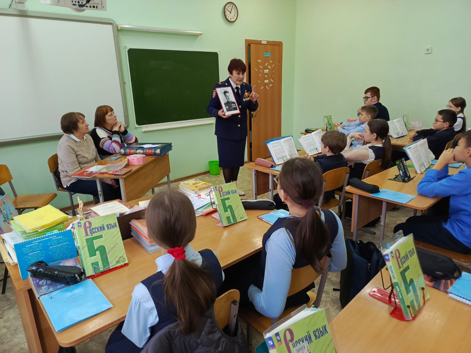 Урок, где история оживает: как в елабужской школе встретились правнук героя, книга памяти и стихи поэтессы