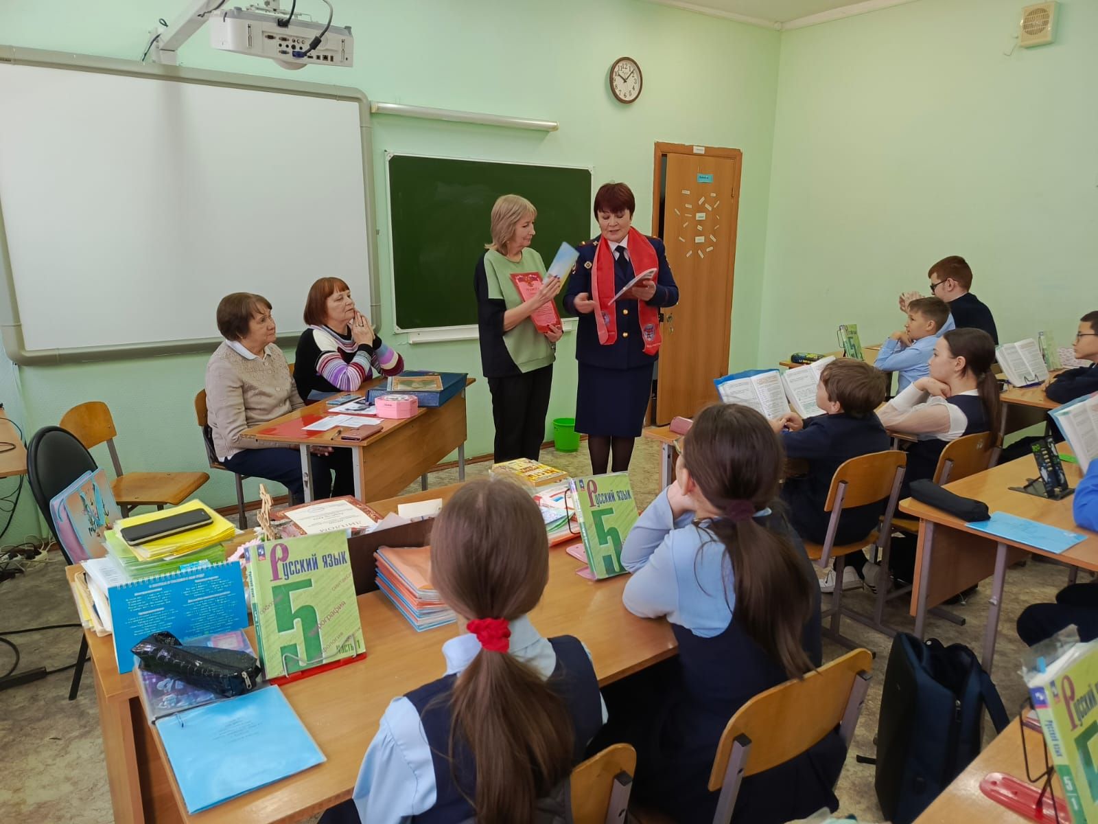 Урок, где история оживает: как в елабужской школе встретились правнук героя, книга памяти и стихи поэтессы