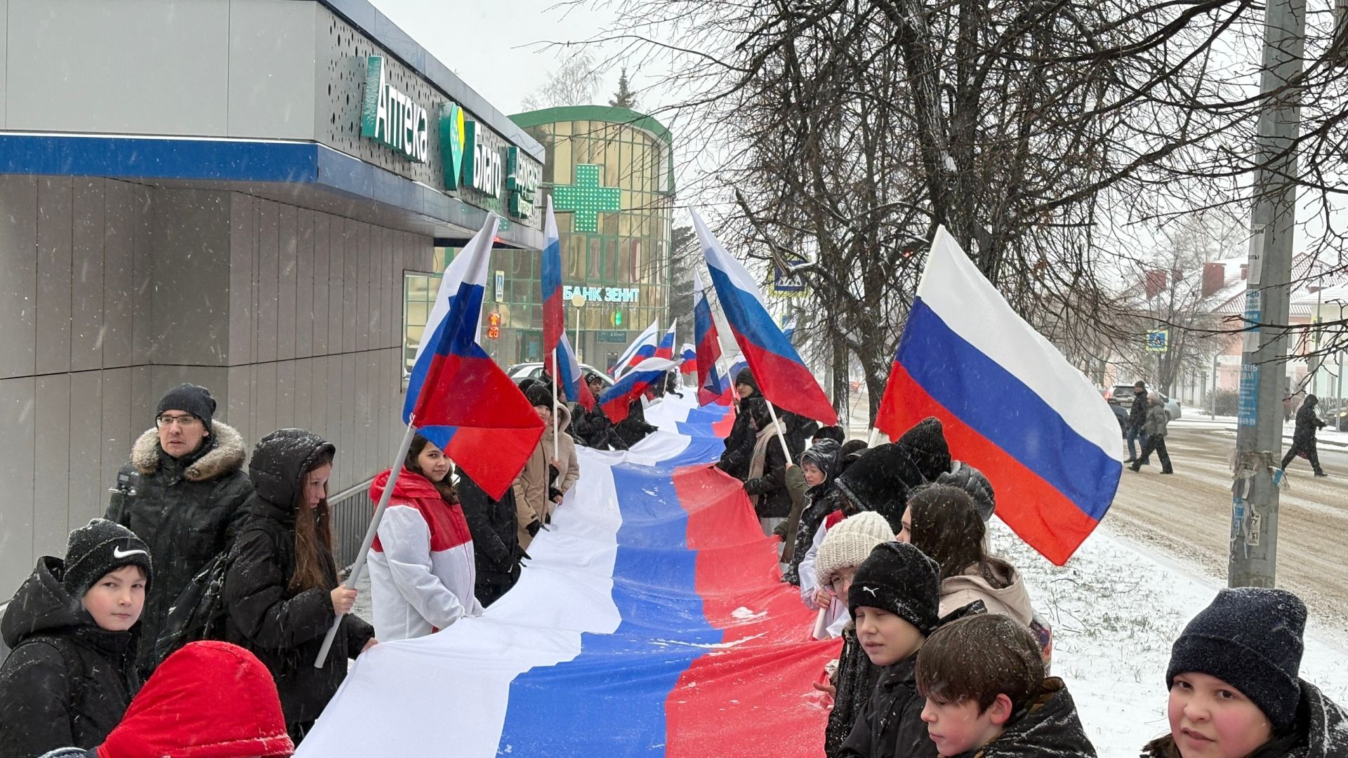 В Елабуге развернули 50-метровый флаг России в честь Дня Конституции
