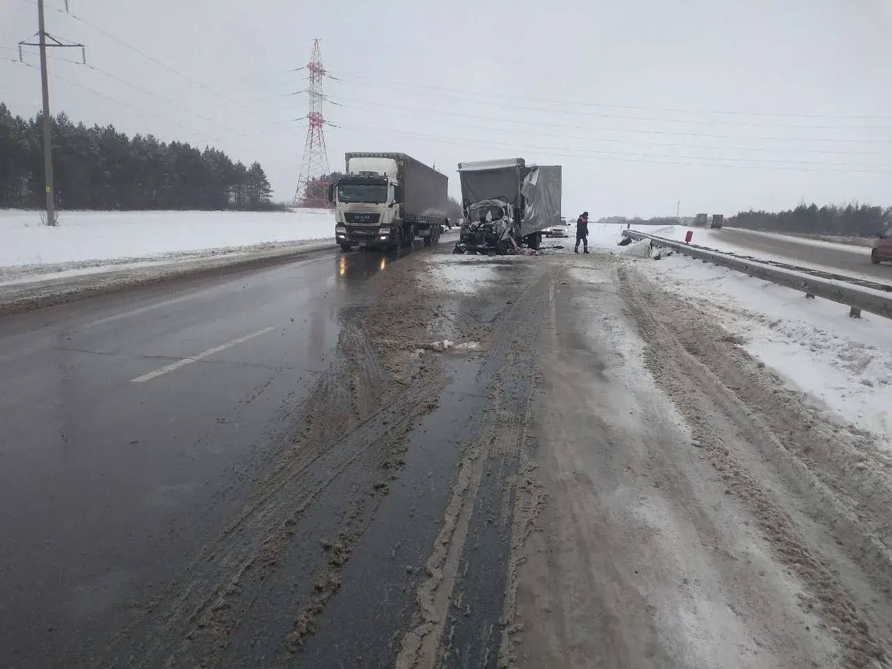 Водитель в реанимации: на трассе под Елабугой грузовик врезался в дорожную машину