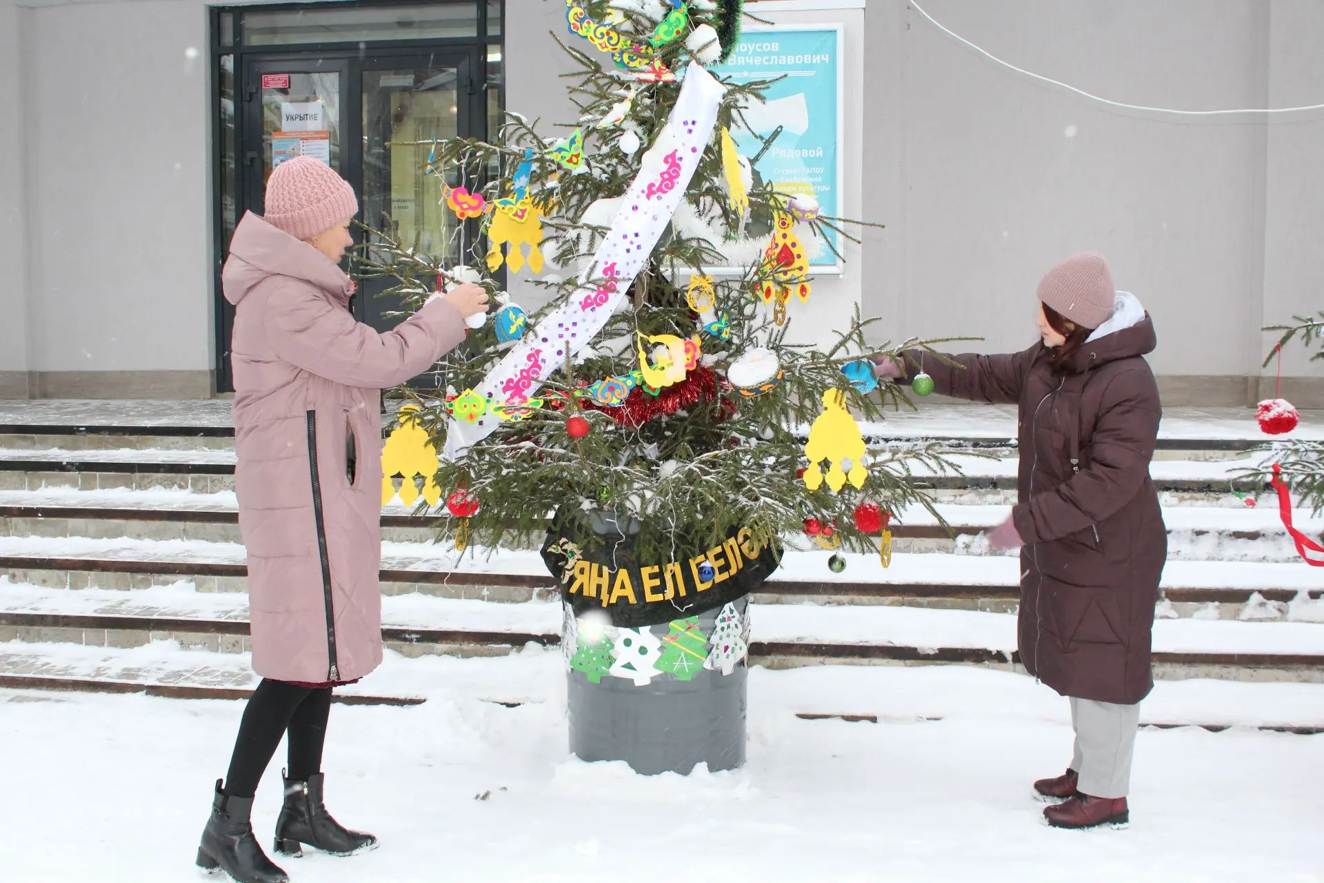 «Елки Приволжья»: семь народов, семь новогодних елей украсили Елабугу