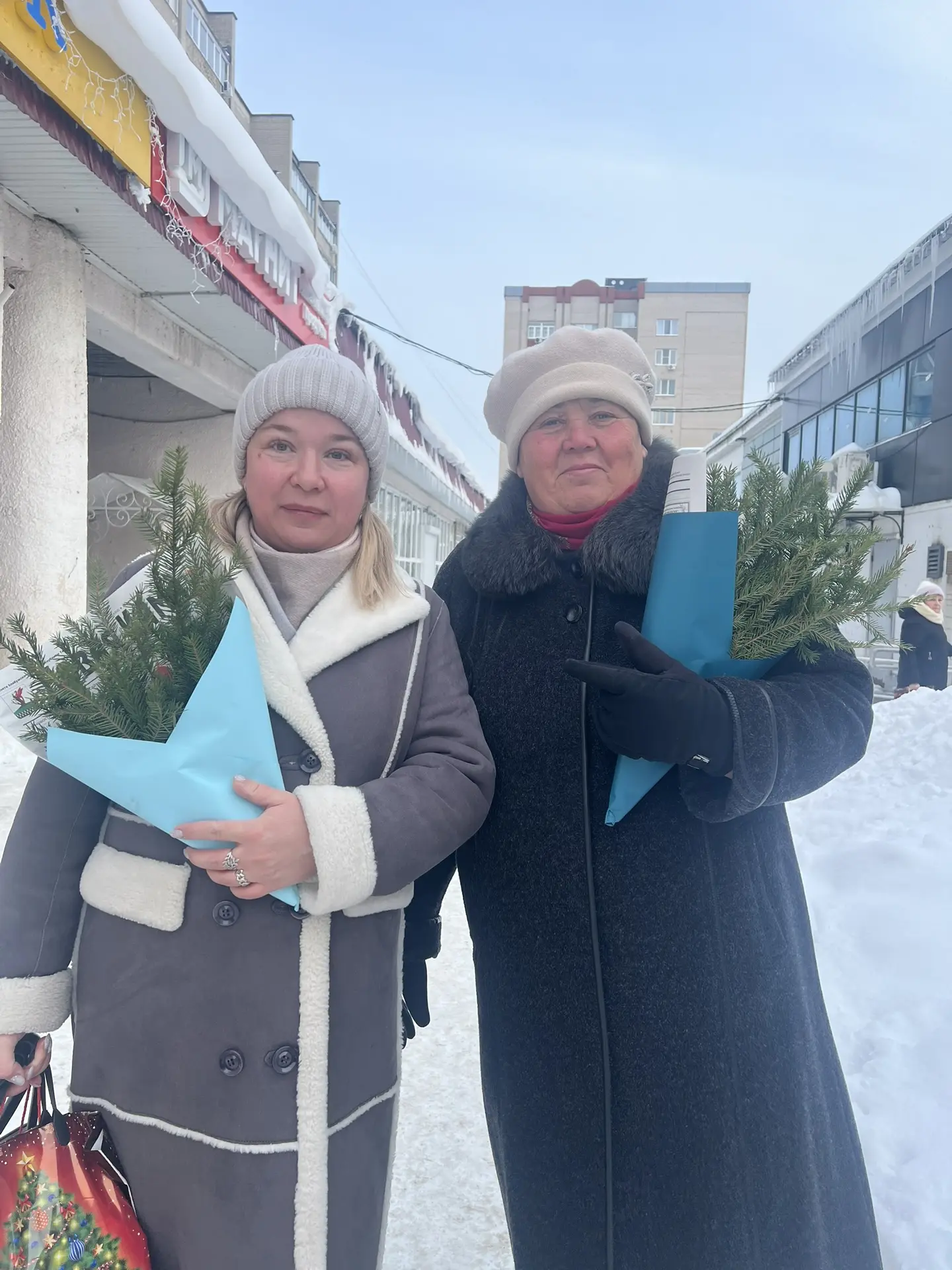 «Аромат Нового года»: редакции елабужских газет подарили горожанам праздничное настроение