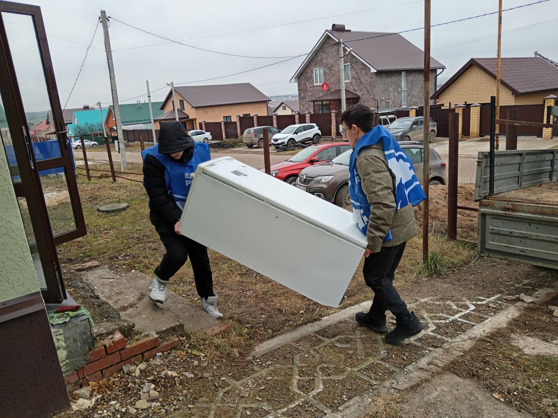 С пятого этажа — с командным духом: студенты Елабужского политеха помогли ветерану войны с переездом