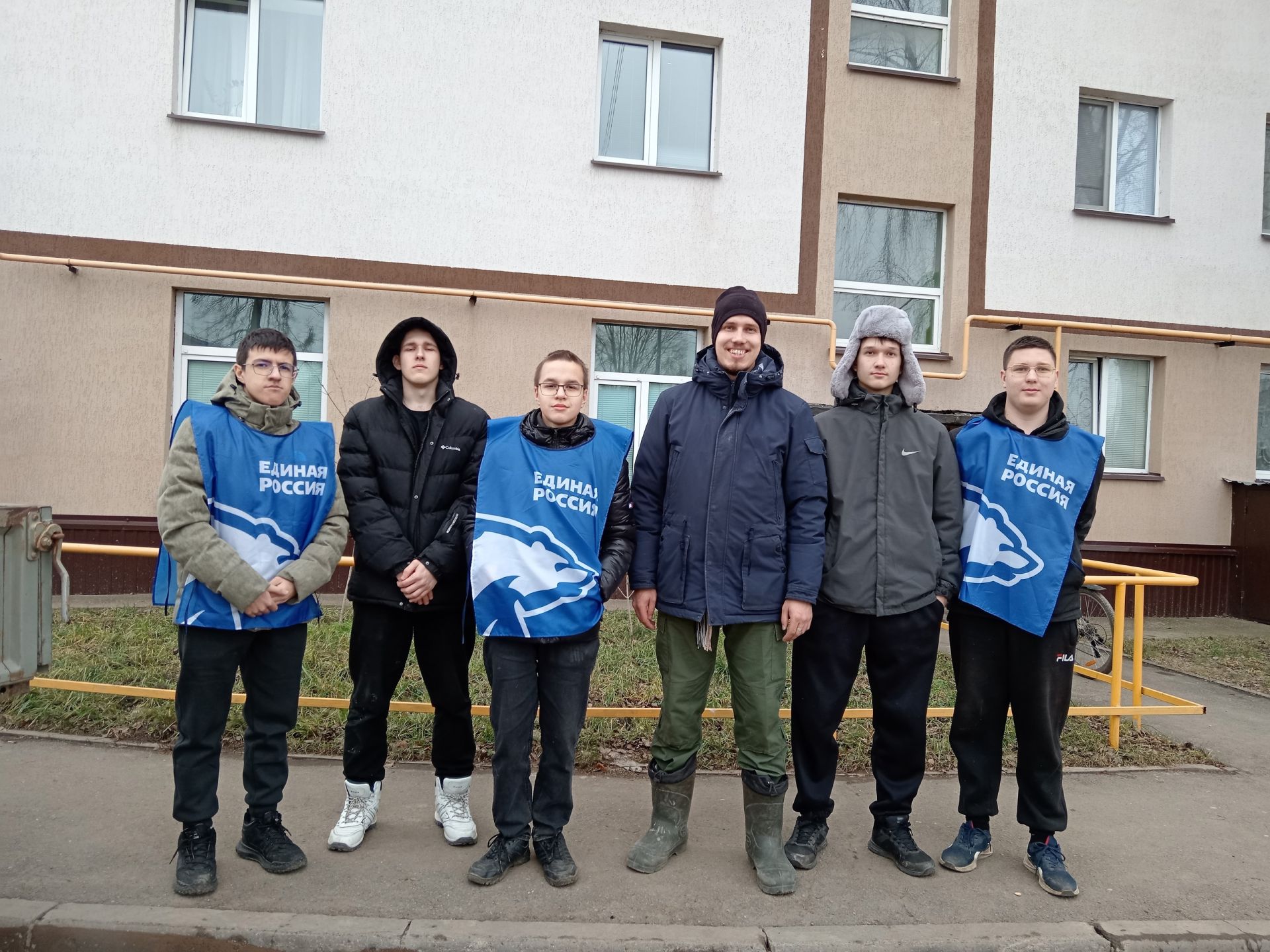 С пятого этажа — с командным духом: студенты Елабужского политеха помогли ветерану войны с переездом