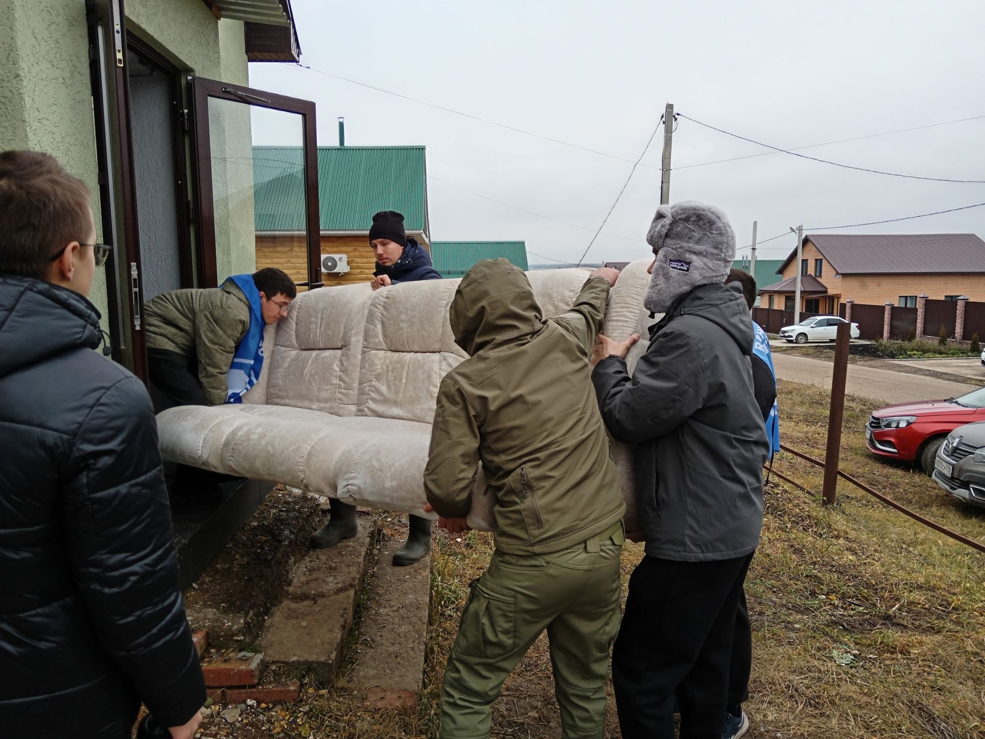 С пятого этажа — с командным духом: студенты Елабужского политеха помогли ветерану войны с переездом