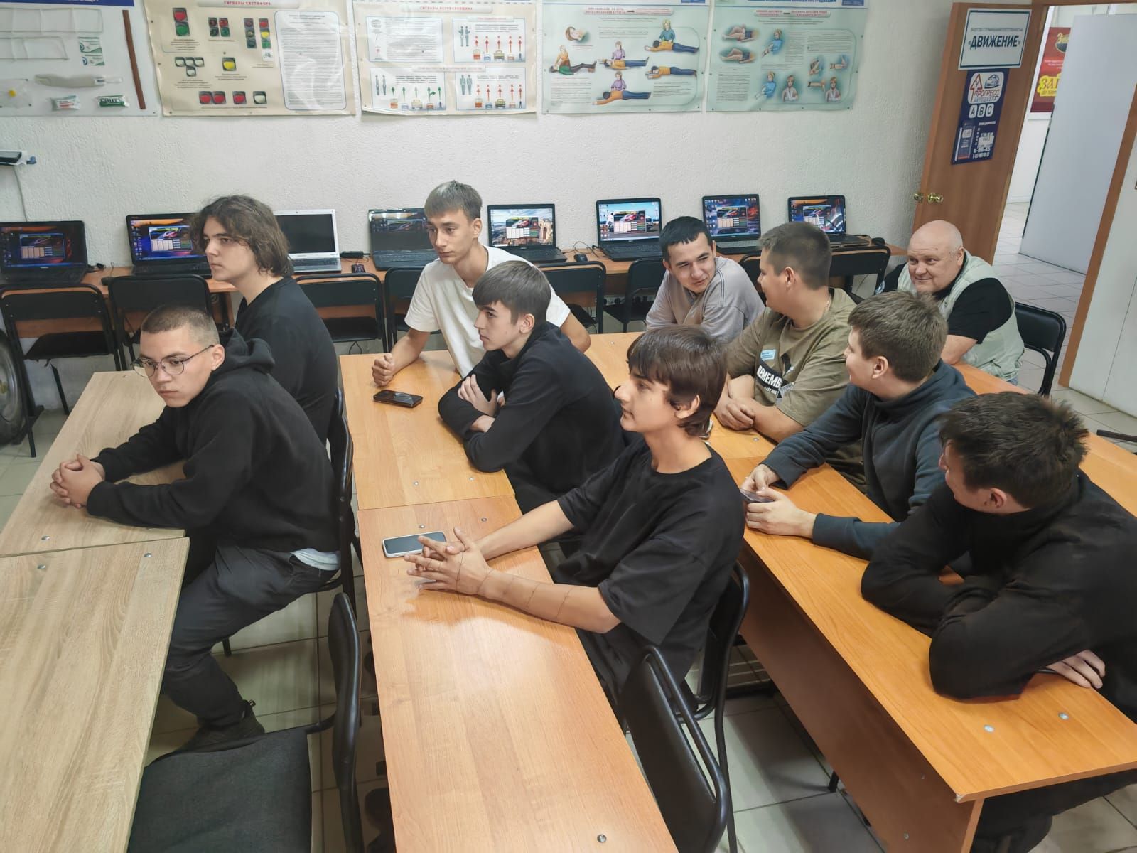 Студенты Елабужского политехнического колледжа соревновались в водительском мастерстве на конкурсе «Автосессия»