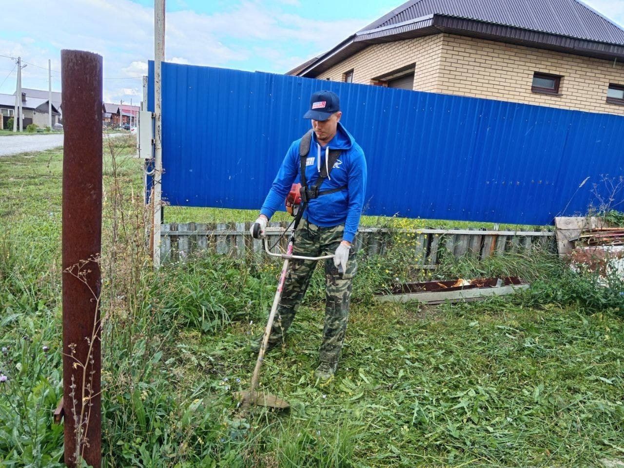Молодогвардейцы Елабуги оказали помощь по благоустройству семье участника СВО