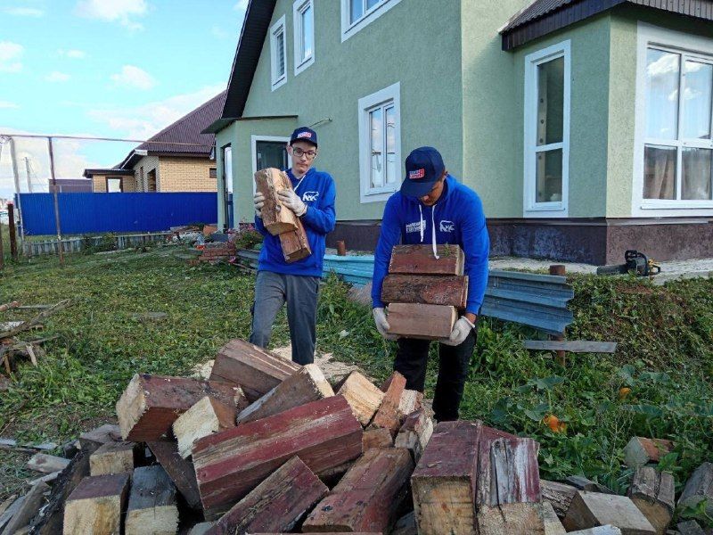 Молодогвардейцы Елабуги оказали помощь по благоустройству семье участника СВО