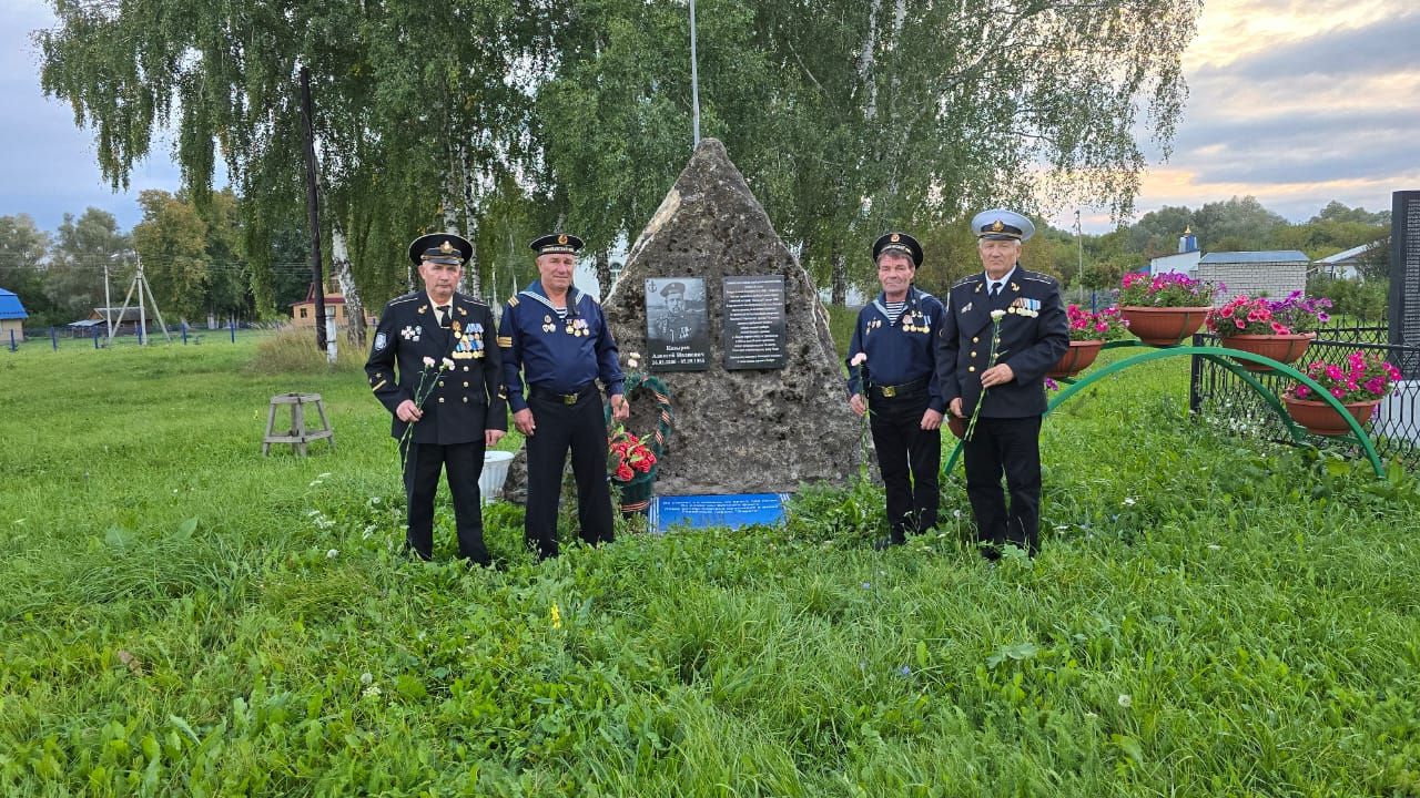 Елабужские моряки почтили память героя крейсера «Варяг» Алексея Козырева