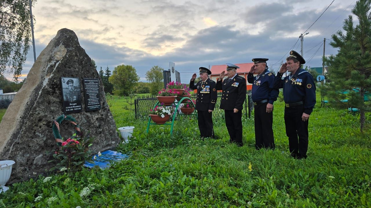 Елабужские моряки почтили память героя крейсера «Варяг» Алексея Козырева