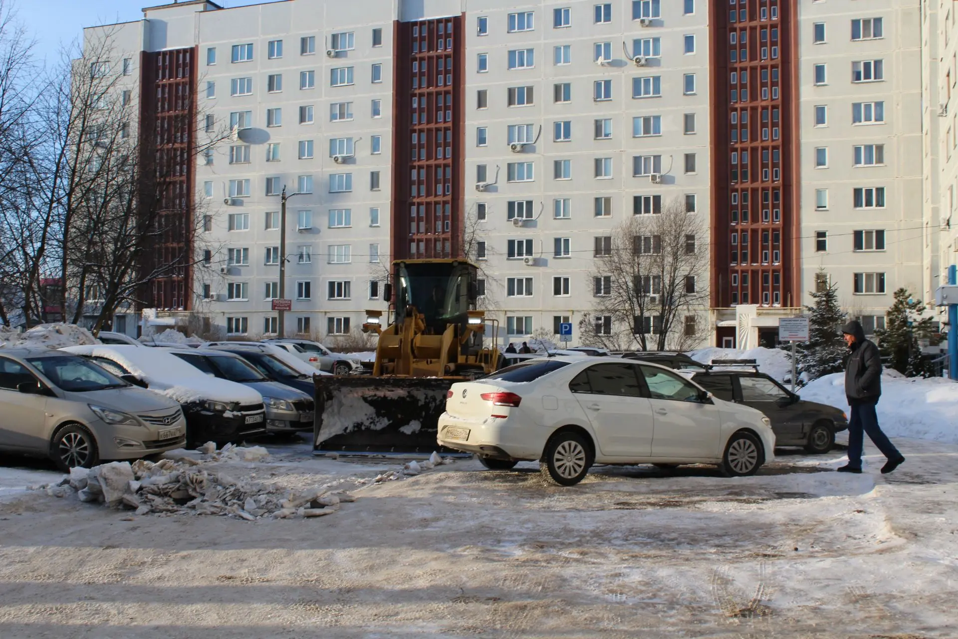 Не уберёшь машину — заплатишь штраф: в Елабуге усилили контроль за парковкой при уборке