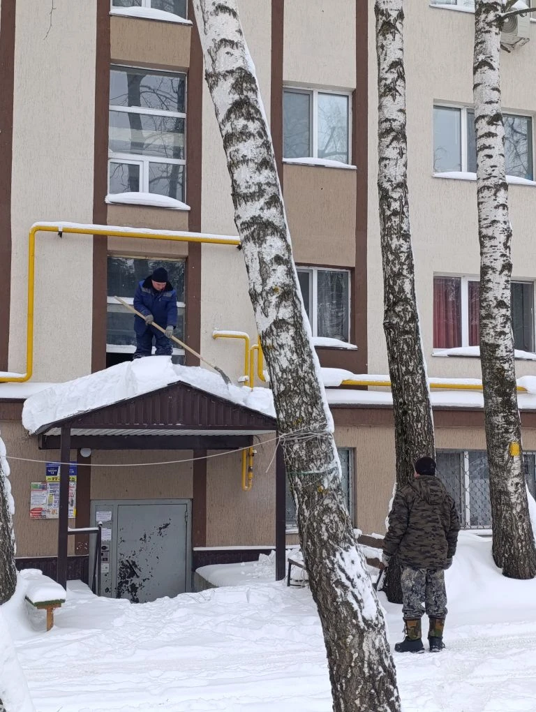 В Елабуге на уборку снега вывели 15 единиц техники, а водителей просят не парковаться на остановках