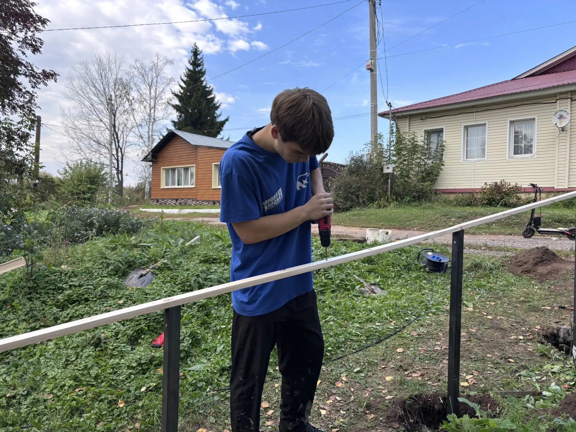 Алабуга активистлары Өлкәннәр көнендә ветеранга ярдәм итте