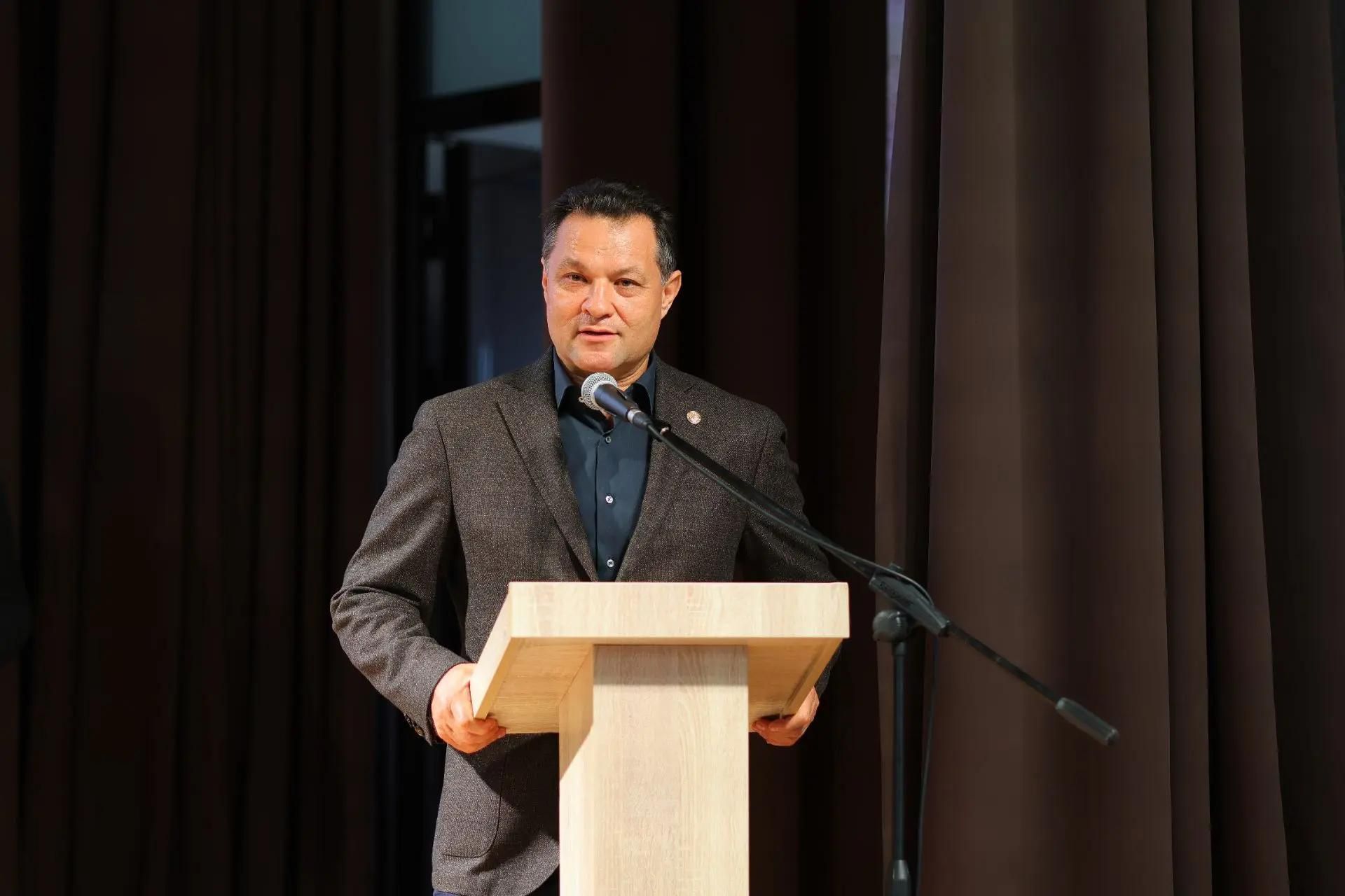 Шесть тренеров наградили в честь профессионального праздника в Елабуге