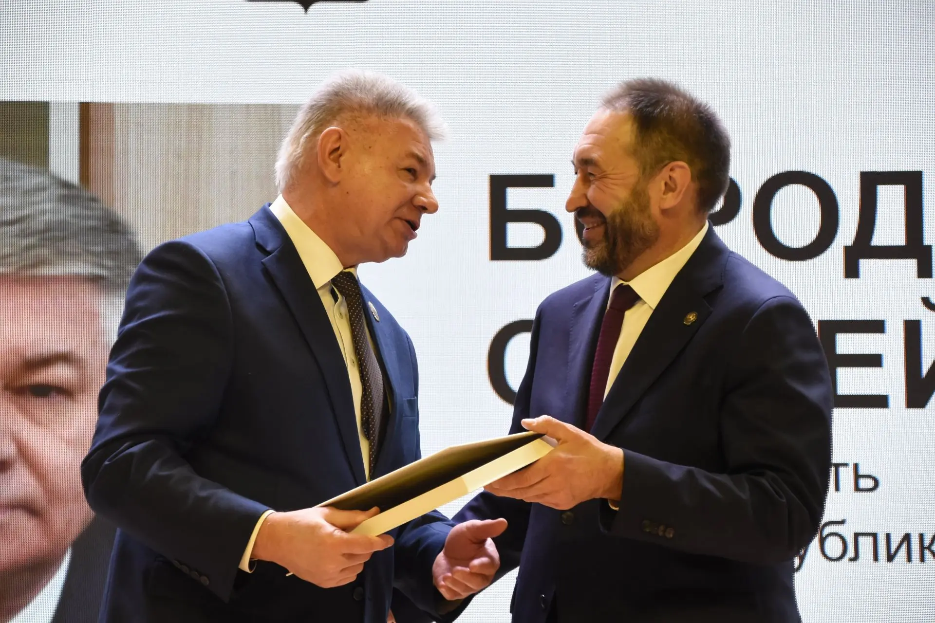 Алексей Песошин вручил награды елабужанам