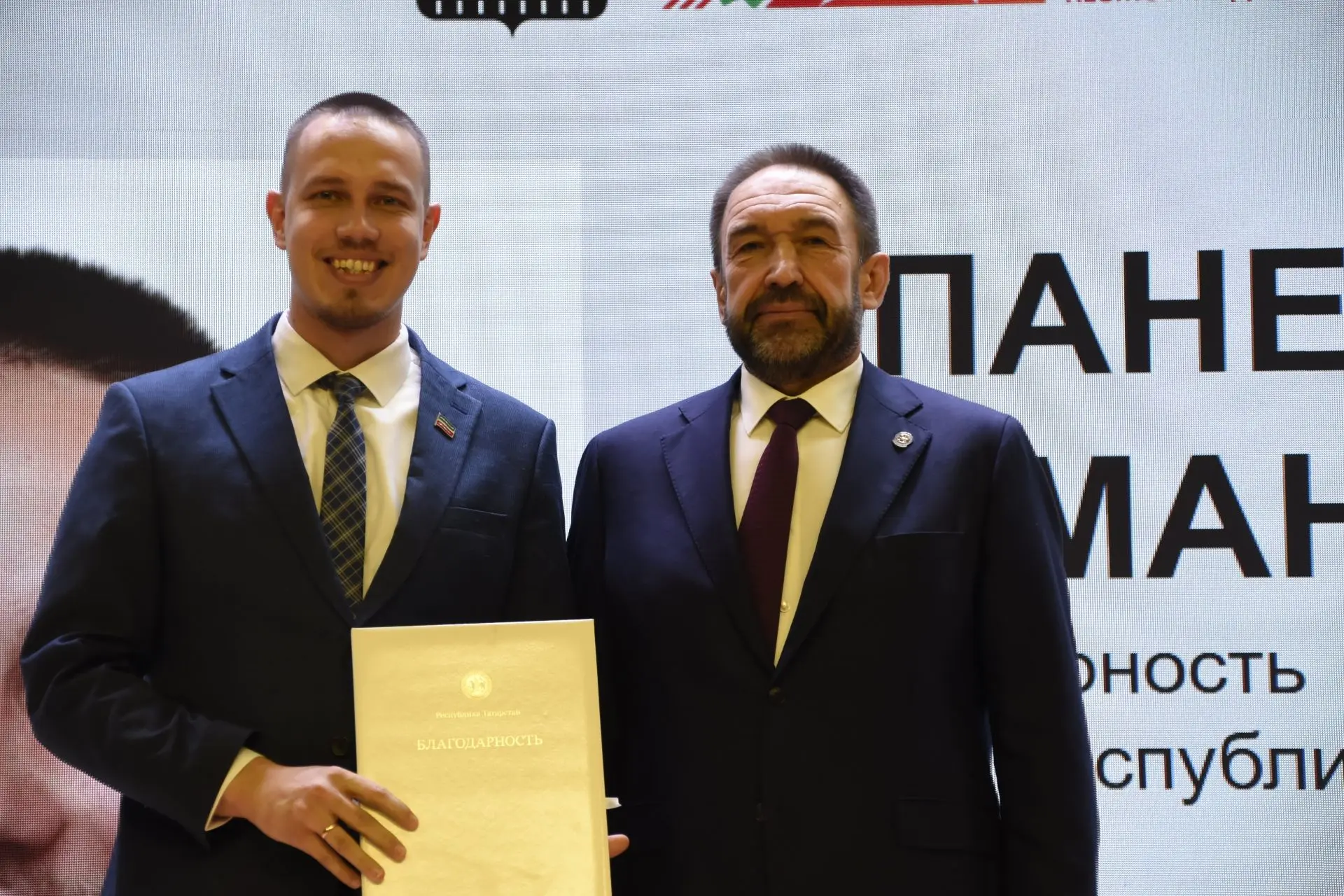 Алексей Песошин вручил награды елабужанам