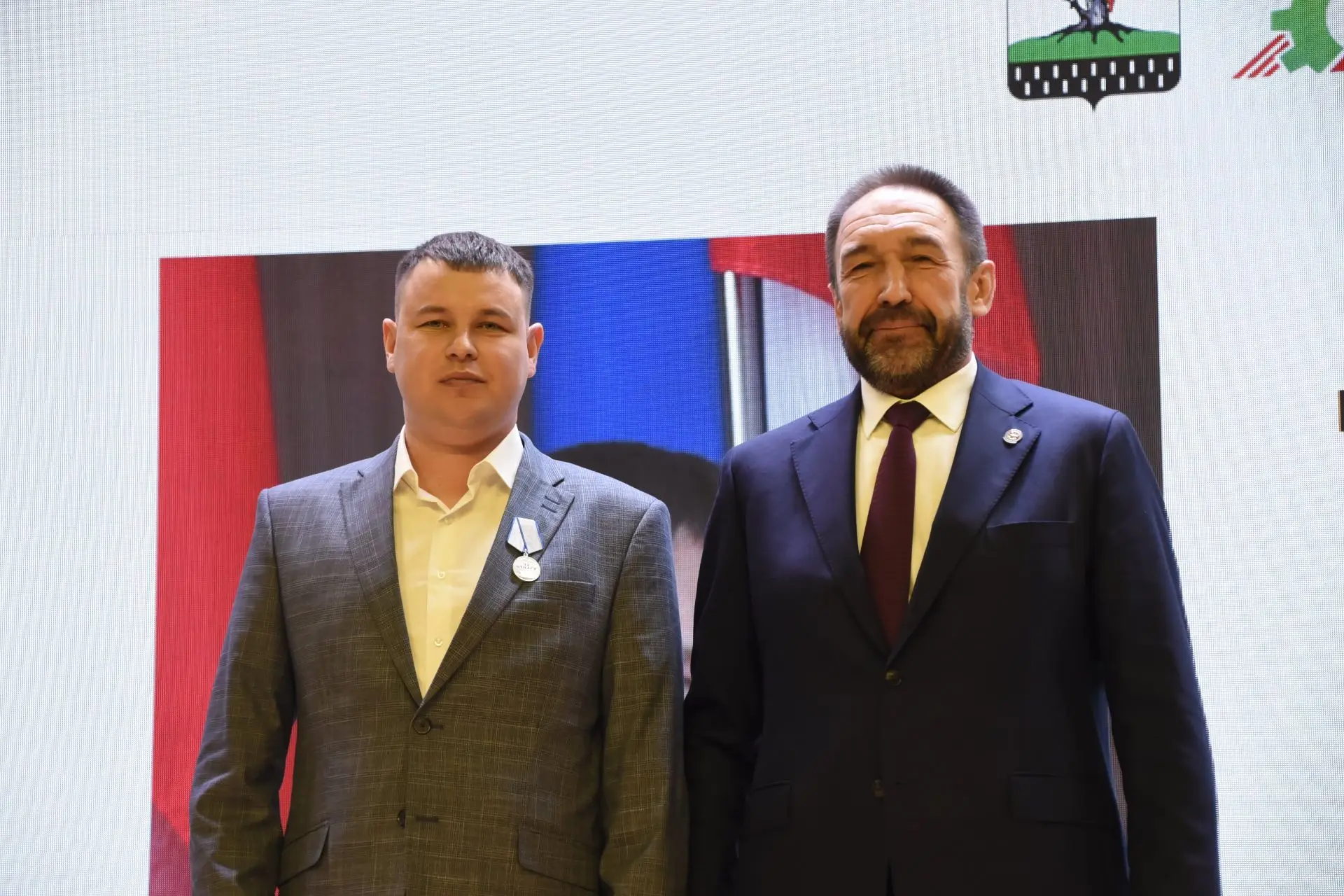 Алексей Песошин вручил награды елабужанам