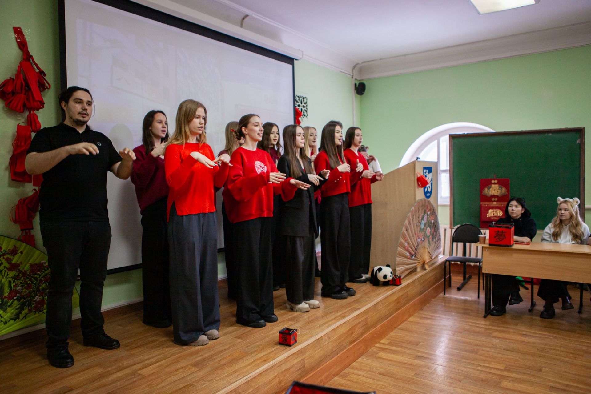В Елабужском институте КФУ встретили китайский Новый год песнями, сценками и ушу