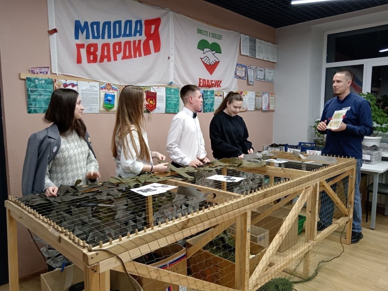 Елабужские студенты изготовили 39-ю маскировочную сеть и освоили создание лечебных мазей