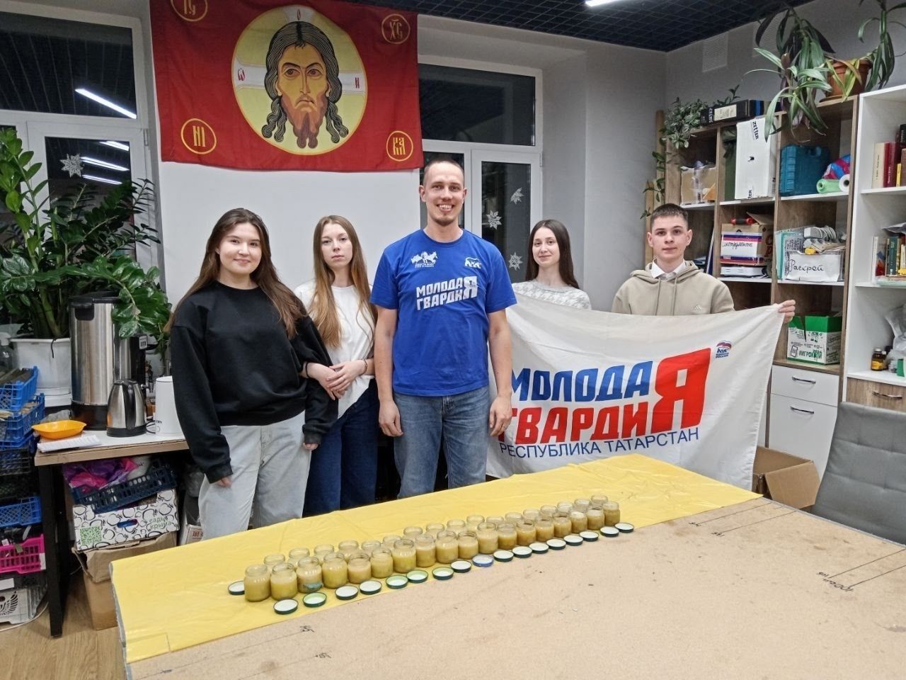 Елабужские студенты изготовили 39-ю маскировочную сеть и освоили создание лечебных мазей