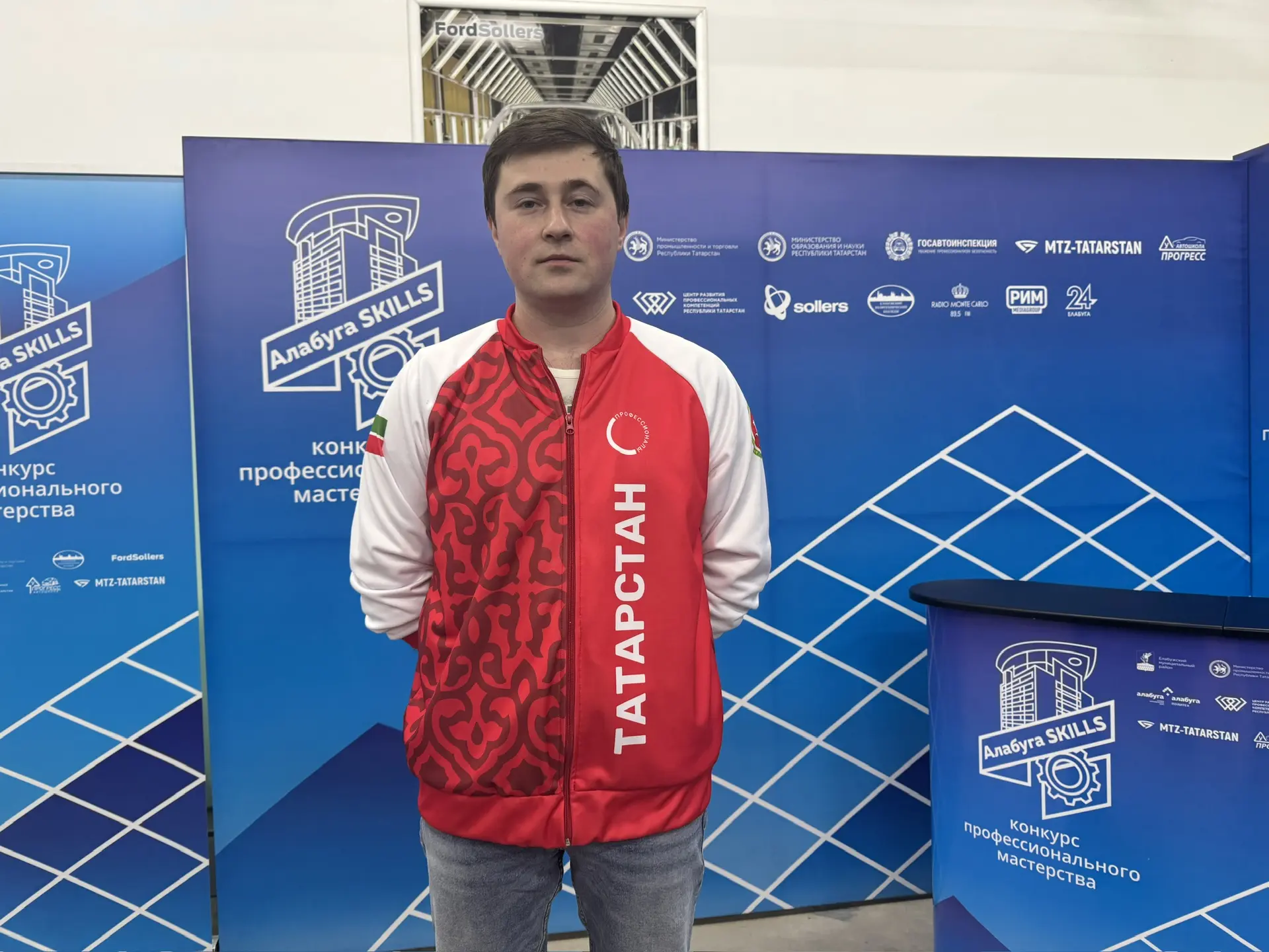 Справа от участника, слева от техники: эксперт «Алабуга-Skills» Павел Ермаков — о том, как оценивать мастерство без пристрастия