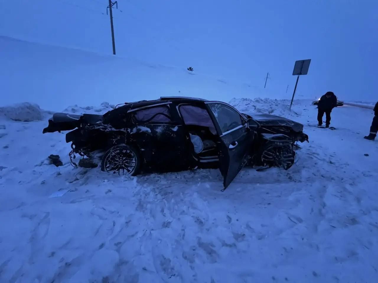 На трассе М7 под Елабугой водитель на КИА врезался в стоящую машину после ДТП