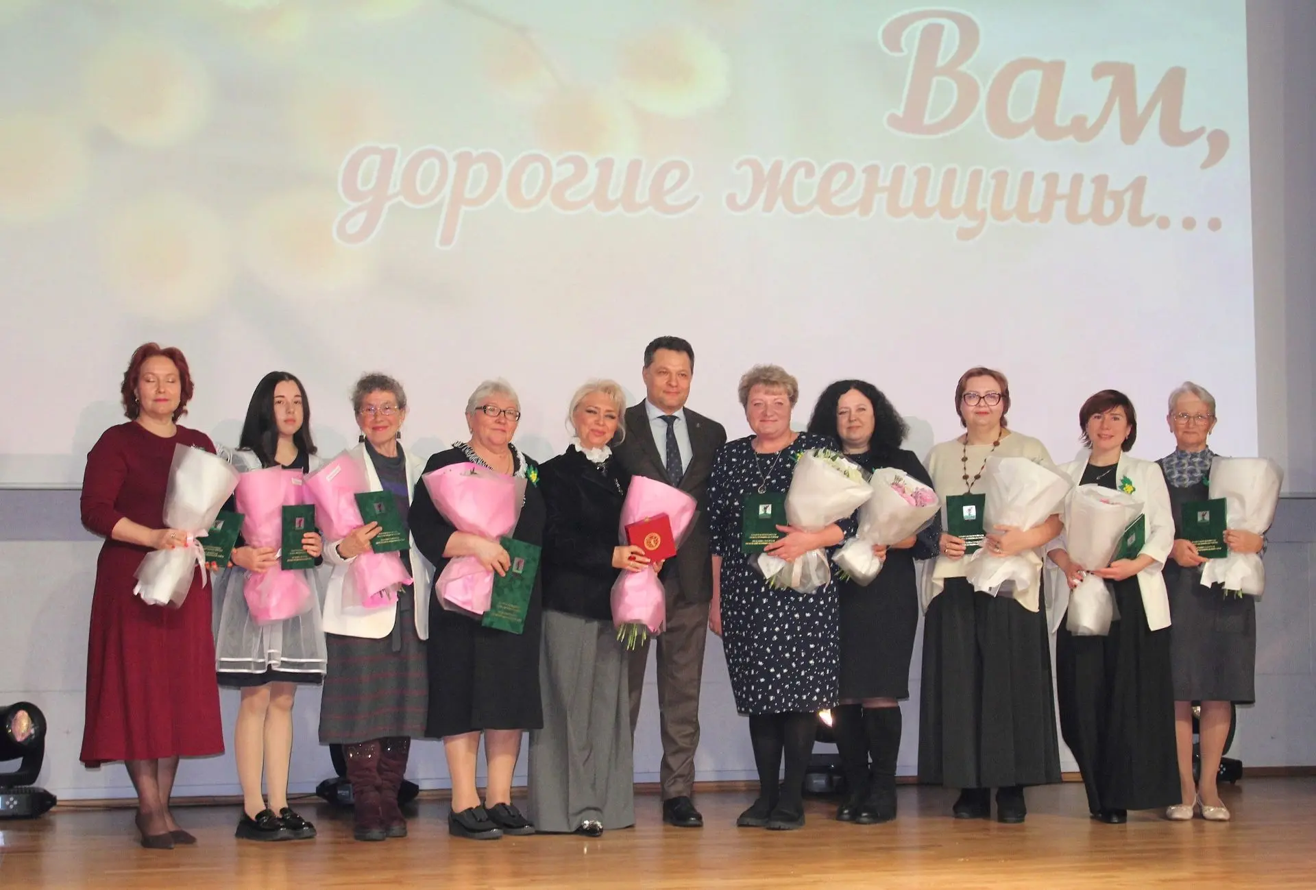 Тыл с женским лицом: история Натальи Макаровой, которая три года помогает семьям героев