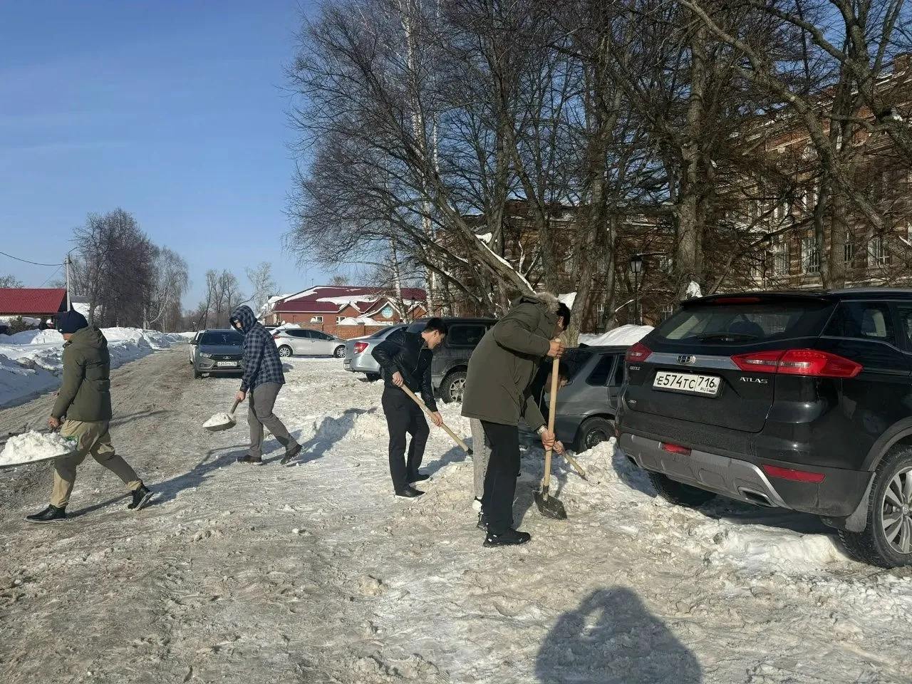 Преподаватели и студенты Елабужского института КФУ вышли на уборку снега