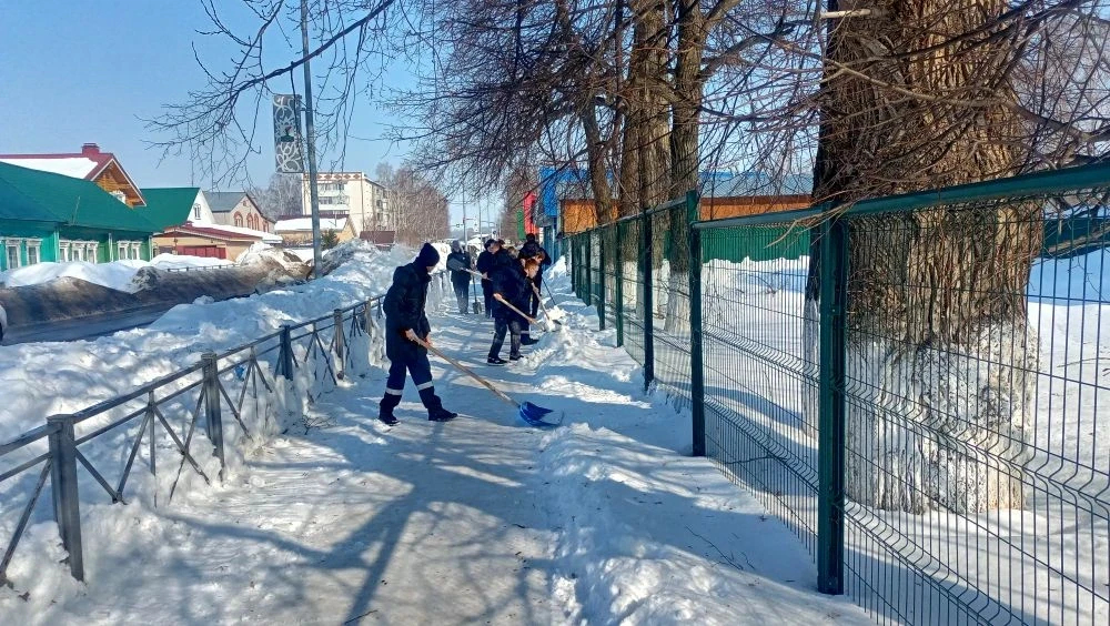 Студенты Елабужского политехнического колледжа вышли на уборку снега