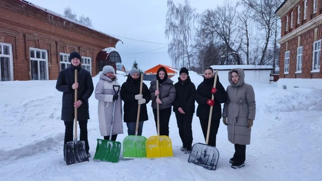 Преподаватели и студенты Елабужского института КФУ вышли на уборку снега
