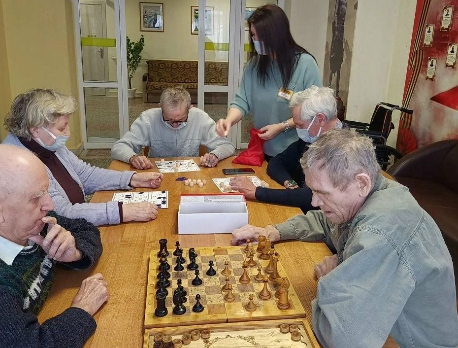 В Елабужском доме-интернате осваивают мессенджер МАХ: пожилым и инвалидам помогают установить цифровой ID