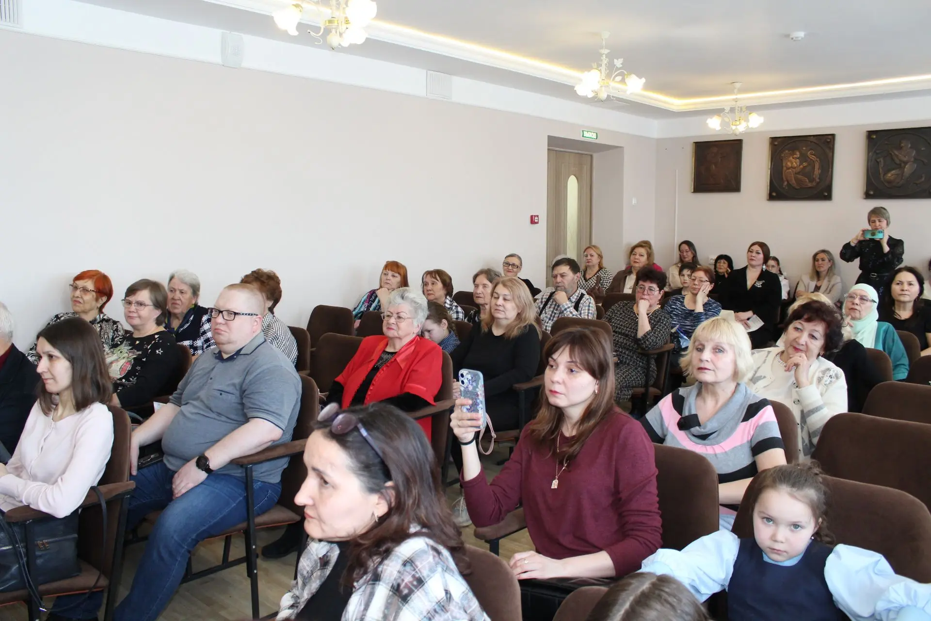 «Дедушка был очень музыкальным»: внучка и правнучка Мусы Джалиля приехали в Елабугу на фестиваль его памяти