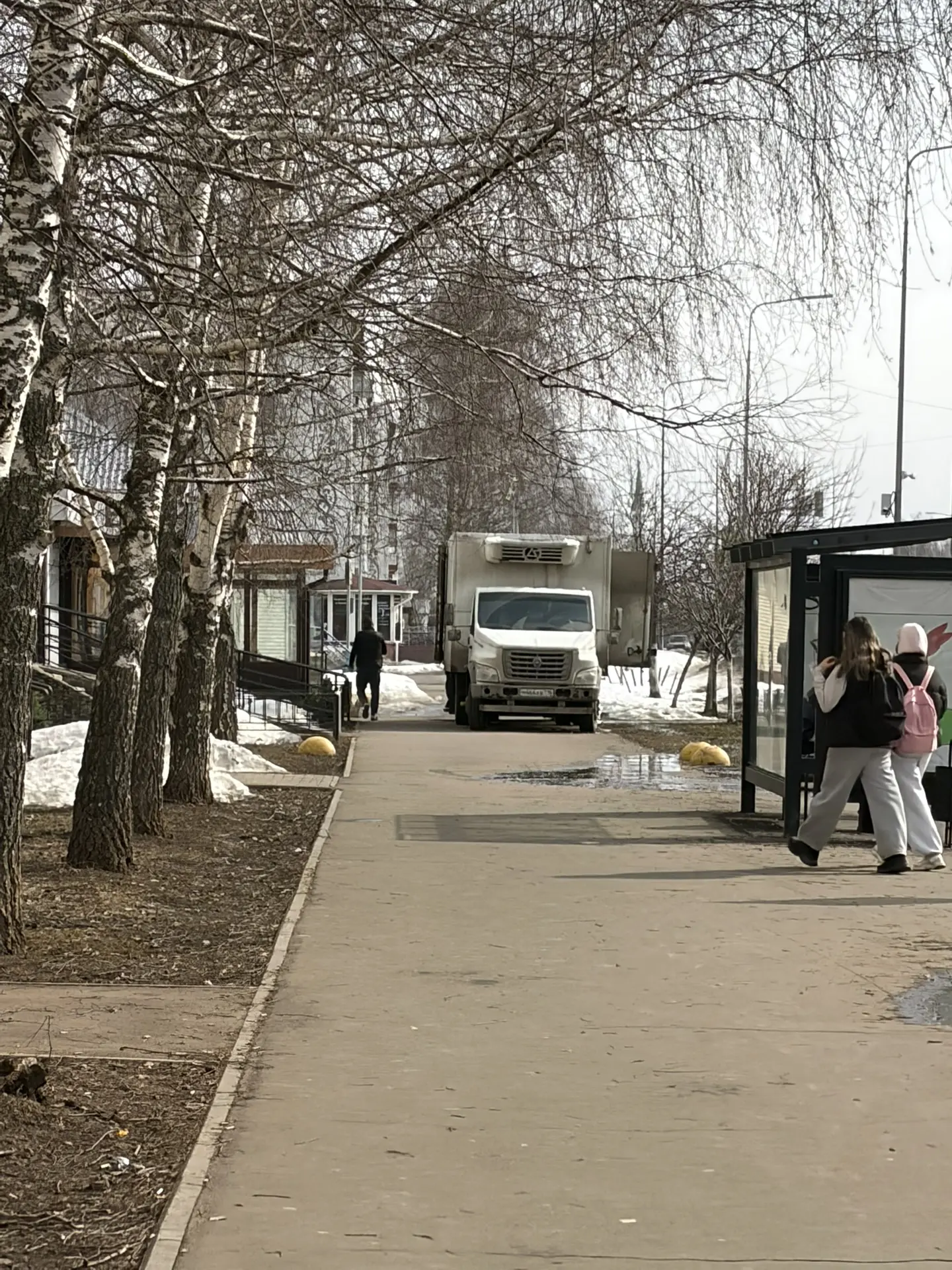 На проспекте Мира в Елабуге вновь паркуются на тротуарах: трагедия 2023 года ничему не научила