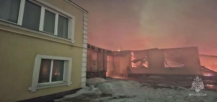 Крупный пожар в Елабуге: горел склад на улице Чапаева, пострадавших нет