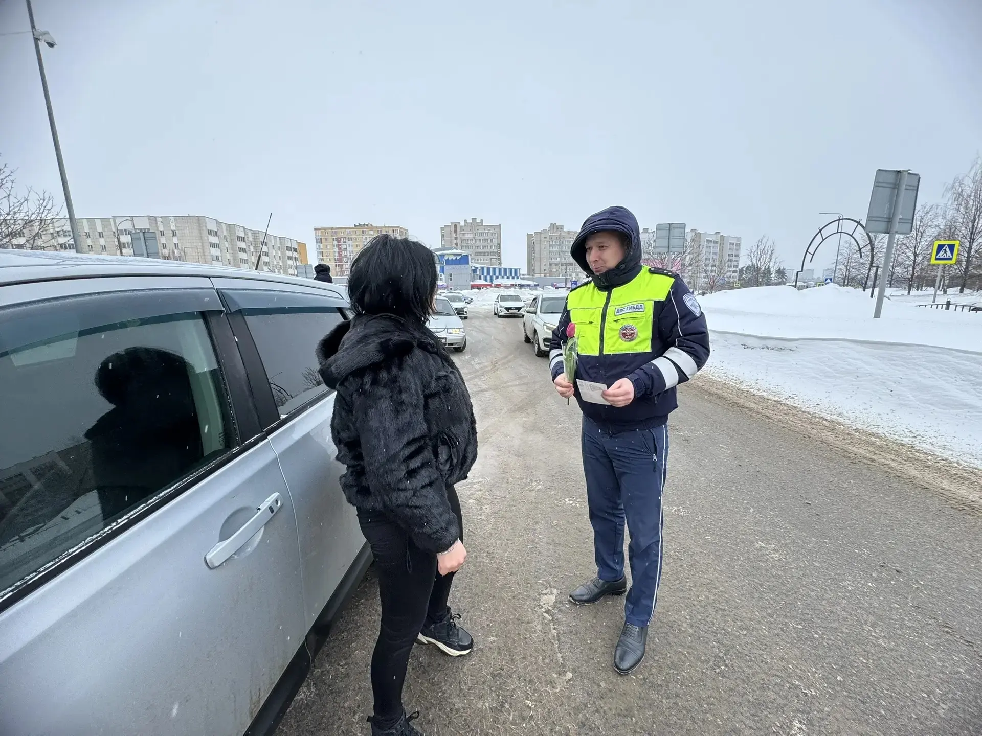 Цветы вместо штрафов: в Елабуге автоинспекторы поздравили женщин-водителей с 8 Марта
