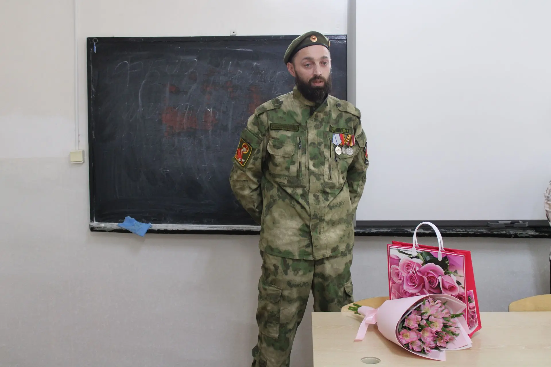 Письмо, которое хранилось у сердца: ветеран СВО встретился со студенткой из Елабуги, чьи строки спасали его в бою