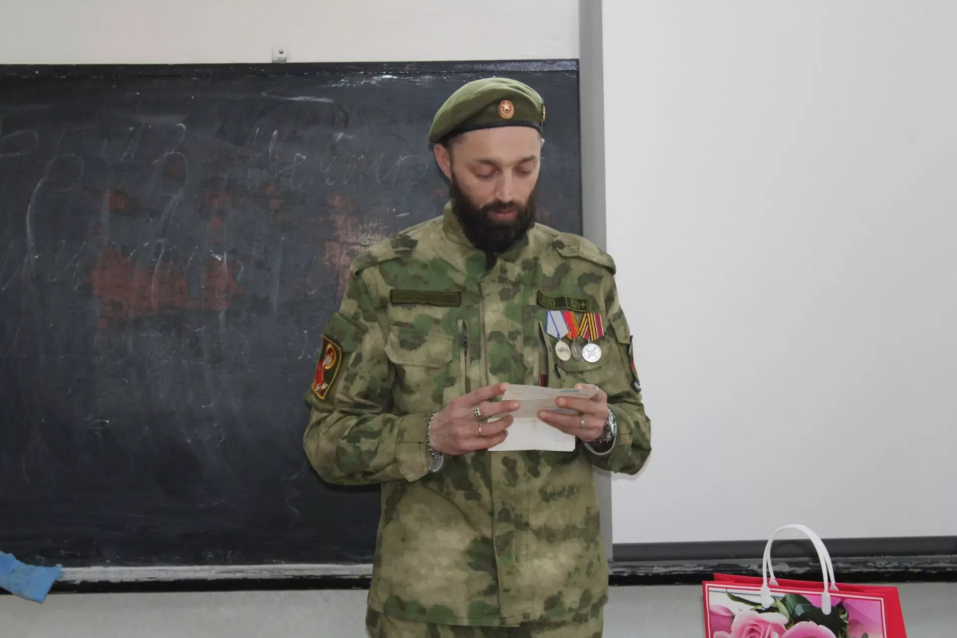 Йөрәк түрендә сакланган хат: СВО ветераны үзенә хат язган студент кыз белән очрашты
