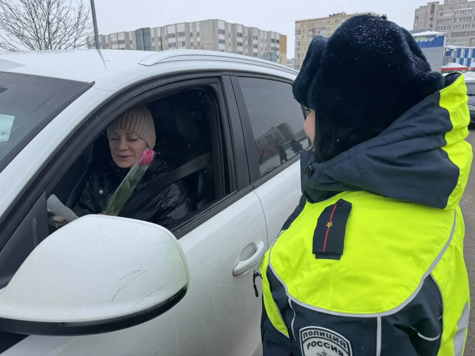 Цветы вместо штрафов: в Елабуге автоинспекторы поздравили женщин-водителей с 8 Марта