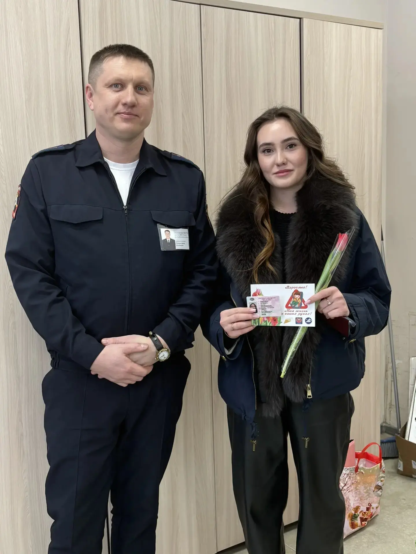 Цветы вместо штрафов: в Елабуге автоинспекторы поздравили женщин-водителей с 8 Марта