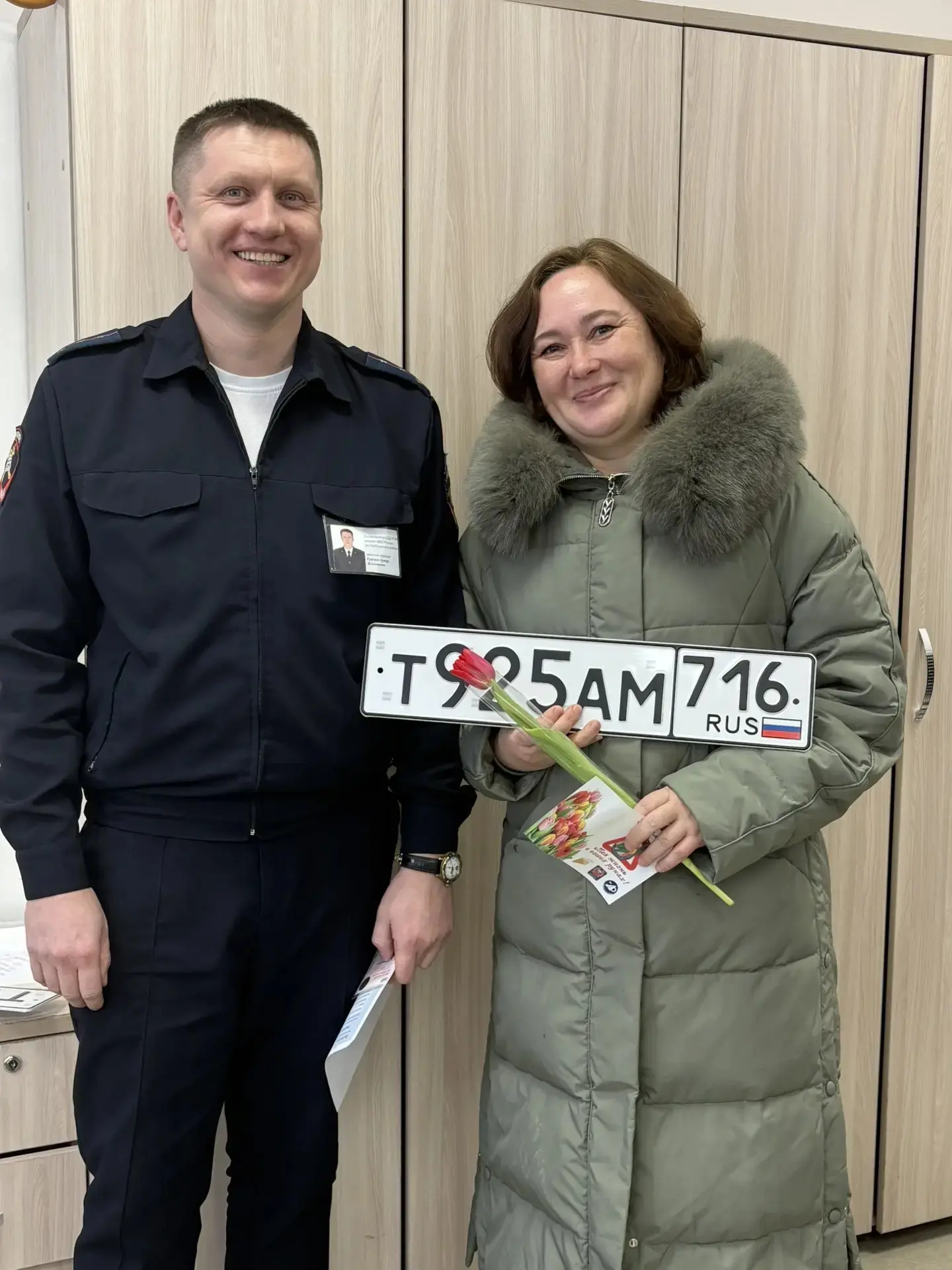 Цветы вместо штрафов: в Елабуге автоинспекторы поздравили женщин-водителей с 8 Марта
