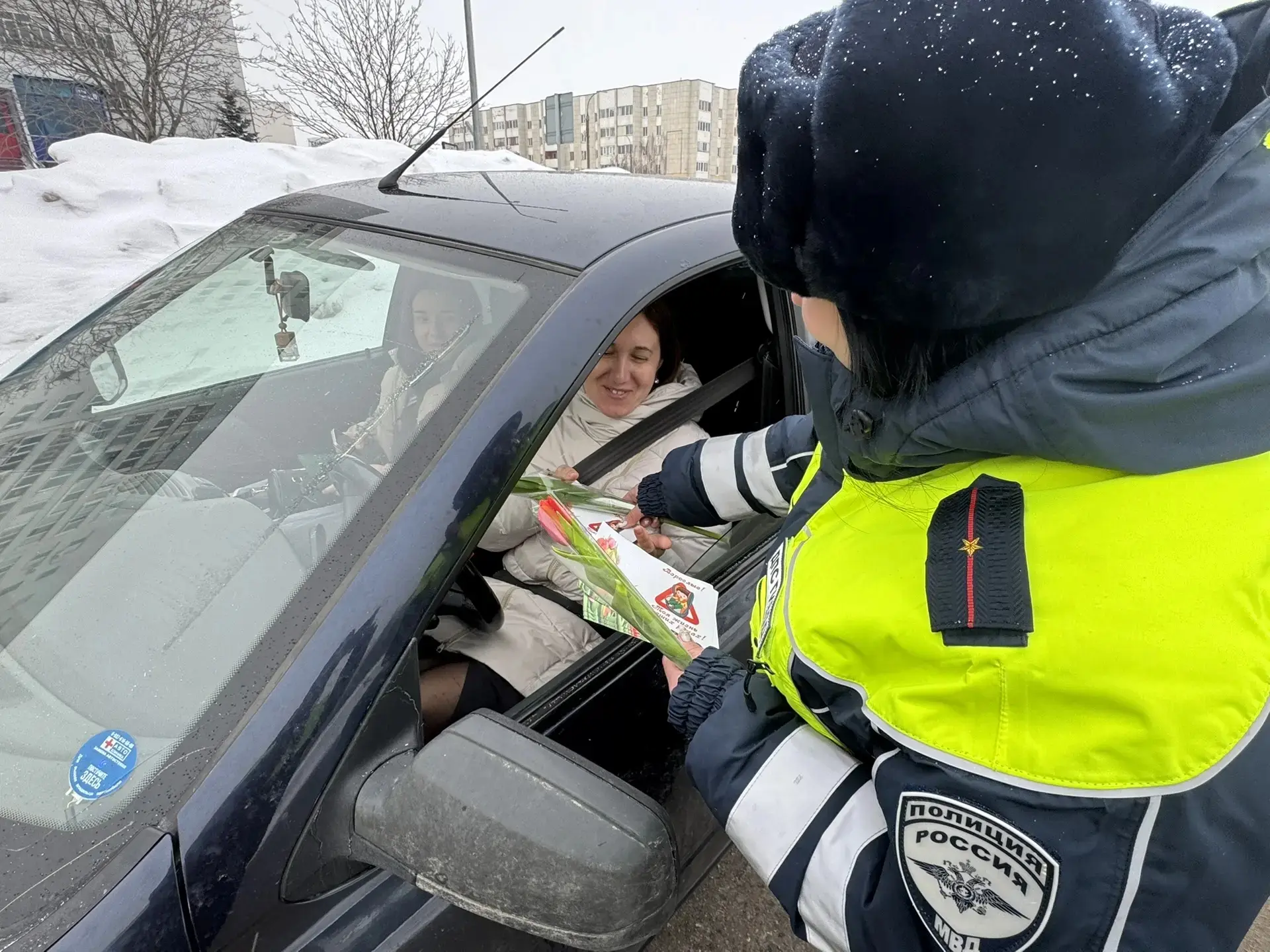 Цветы вместо штрафов: в Елабуге автоинспекторы поздравили женщин-водителей с 8 Марта