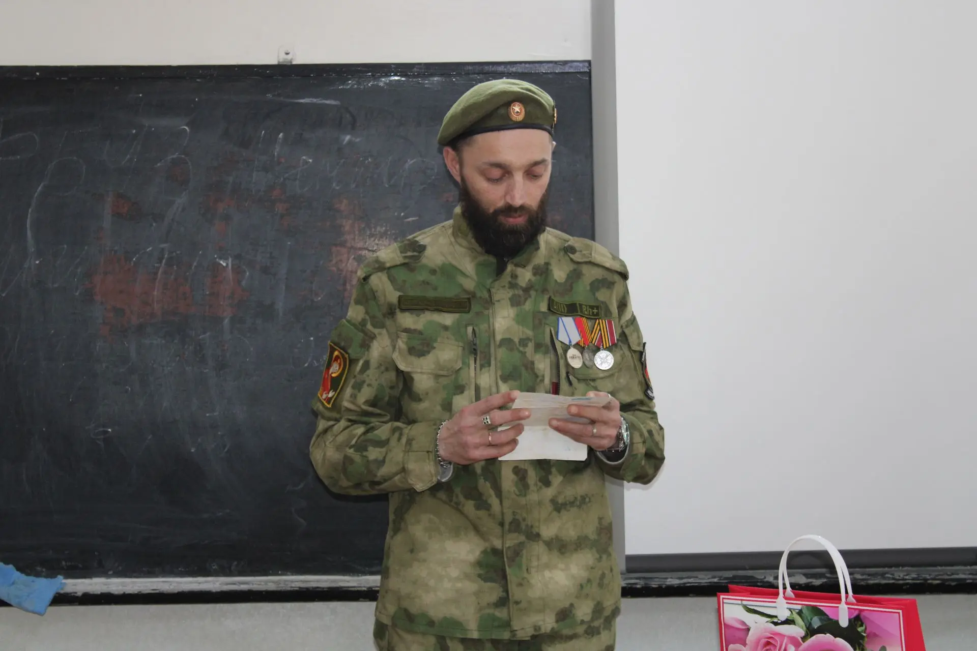 Письмо, которое хранилось у сердца: ветеран СВО встретился со студенткой из Елабуги, чьи строки спасали его в бою