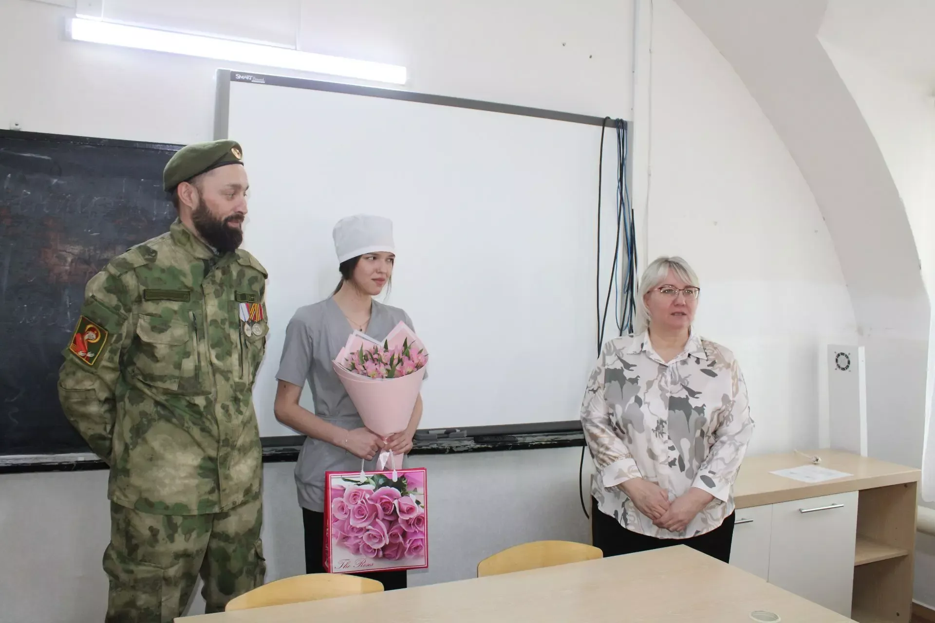 Йөрәк түрендә сакланган хат: СВО ветераны үзенә хат язган студент кыз белән очрашты