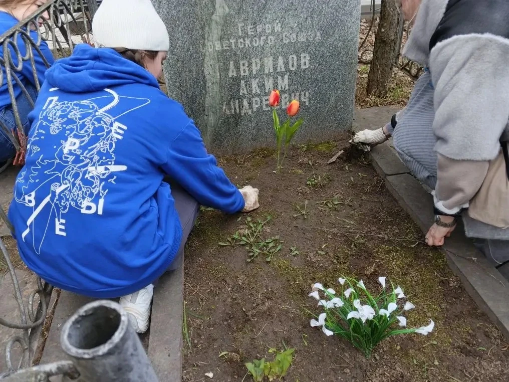 Елабужские студенты привели в порядок захоронение Героя Советского Союза