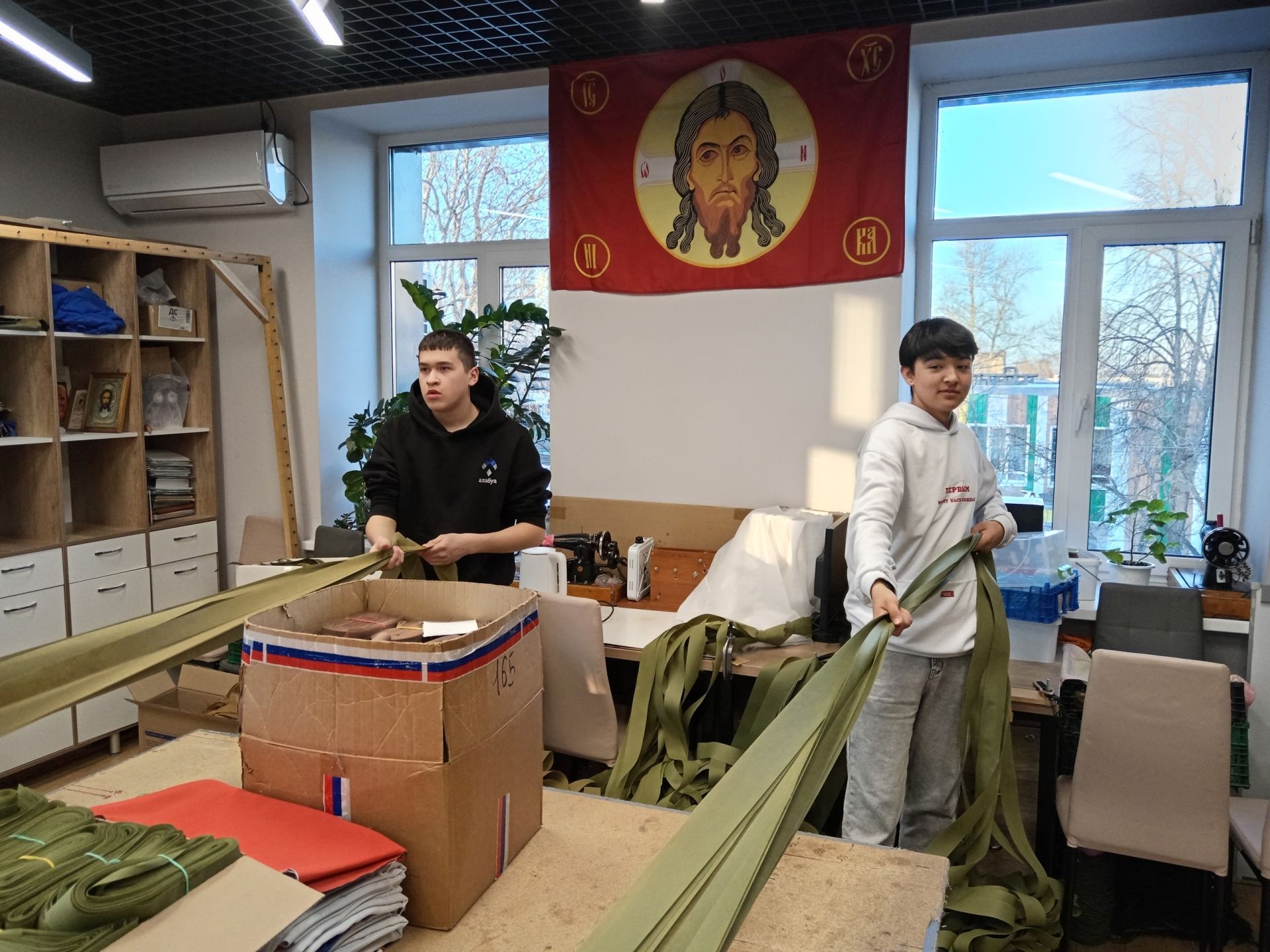 Студенты Елабужского политехнического колледжа активно помогают бойцам СВО